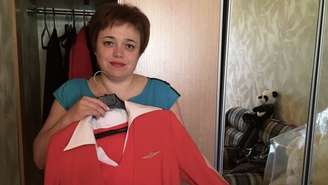 Aeromoça da Aeroflot, Evgenia Magurina, viu seu salário ser cortado por não cumprir o requisito de tamanho de vestido exigido pela companhia aérea 