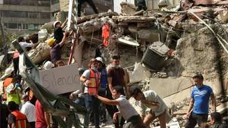 Equipes de resgate e moradores da Cidade do México pedem silêncio para encontrar possíveis vítimas soterradas nos escombros 