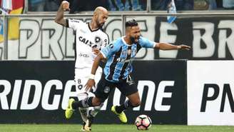 Bruno Silva e Fernandinho foram bastante acionados durante a partida (Pedro H. Tesch / Agência Eleven)