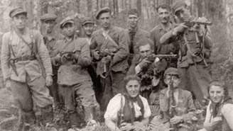 Marian Burstein (terceiro da esquerda para a direita) juntou-se aos partisans em 1942; sua história de sobrevivência inspirou Museu do Holocausto no Brasil | Foto: Arquivo de Família 