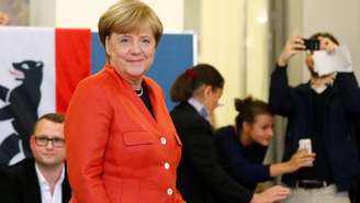 Merkel terá, agora, de formar um governo de coalizão, processo que pode durar meses 
