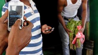 Programas de transferência de dinheiro são simples e operam mesmo sem Wi-Fi | Foto: Matthew Vickery/BBC 