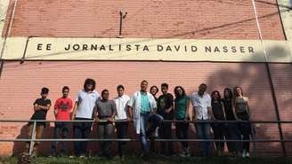 Moraes Filho posa ao lado de alunos da Escola Estadual Jornalista David Nasser; Estado de SP está formando milhares de profissionais dedicados à mediação 