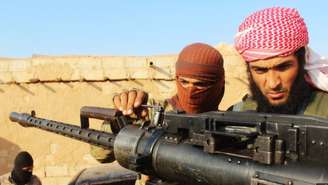 Propaganda do Estado Islâmico mostra militantes com armas