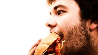 Homem comendo hamburguer