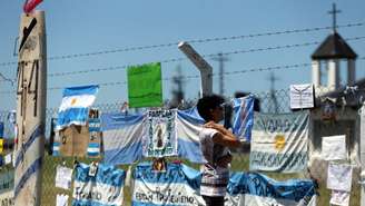 Em base naval de Mar del Plata, parentes e moradores estão deixando mensagens e símbolos de esperança e apoio pelos desaparecidos