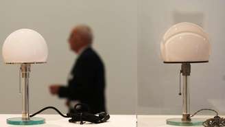 Uma lâmpada original de design icônico feita por Wilhelm Wagenfeld ao lado de uma réplica moderna no Museu Bundeskunsthalle (Foto: Oliver Berg/DPA/Alamy)
