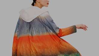 A estilista espanhola Sybilla colaborou com a Ecoalf criando uma coleção de roupas feitas com material reciclável, como este casaco | Foto: Ecoalf/Sybilla