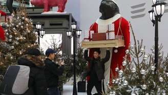 Decorações de Natal têm se tornado mais populares na China, apesar de proibição do Cristianismo | Foto: EPA