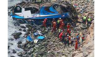 Ônibus cai em penhasco de 100 metros no Peru e mata mais de 20