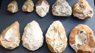 Pedras usadas pelo homem na Pré-história estão entre as descobertas feitas no local | Foto: Universidade de Tel Aviv