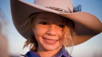 Ammy 'Dolly' Everett ficou famosa ao estrelar comercial do chapéu Akubra aos 8 anos | Foto: Facebook/Akubra official