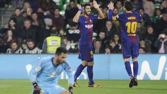 Messi e Suárez comemorando o gol contra o Betis (Foto: AFP)