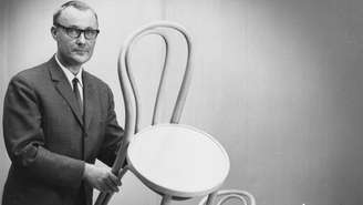 Ingvar Kamprad com uma cadeira da Ikea nos anos 1960s | Foto: Ikea