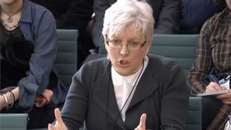 Carrie Gracie se emocionou ao falar no Parlamento