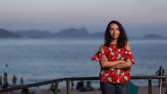 A estudante Bárbara da Costa viajou para o Rio para fazer a matrícula com uma passagem comprada com as milhas de um professor | Foto: Ricardo Borges/BBC Brasil