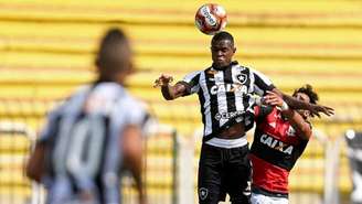 A jogada aérea do Botafogo é o principal defeito do time neste início de temporada (Foto: Vitor Silva/SSPress/Botafogo)