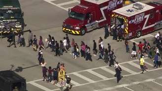 Estudantes são evacuados da escola Marjory Stoneman Douglas High School; autor suspeito pelo ataque foi detido