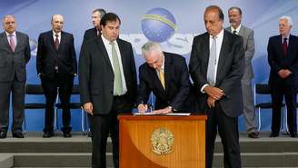 Temer assina intervenção ao lado de Rodrigo Maia e Luiz Fernando Pezão / Foto: Beto Barata/PR