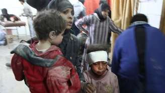 Feridos em bombardeio buscam tratamento em hospital improvisado em Kafr Batna, em Ghouta Oriental