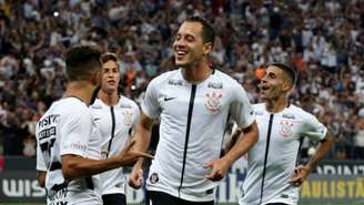 Rodriguinho festeja gol contra o Palmeiras no domingo: Corinthians chega embalado por vitória no Dérbi, mas meia não joga estreia