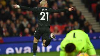 David Silva marcou os dois gols da vitória do Manchester City sobre o Stoke (Foto: AFP)