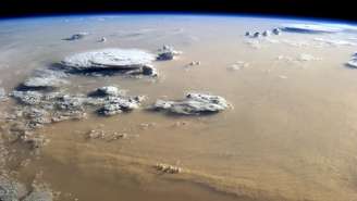 Nuvens de poeira e de vapor d'água sobre o deserto do Saara | Foto: Nasa Earth Observatory