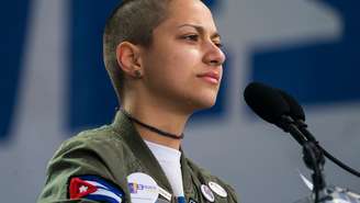 Filha de pai cubano, González foi chamada de comunista e defensora do governo Castro por usar uma jaqueta com a bandeira de Cuba em marcha antiarmas em Washington