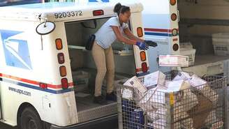 Trump afirma que o Serviço Postal dos EUA perde dinheiro fazendo entregas para a Amazon