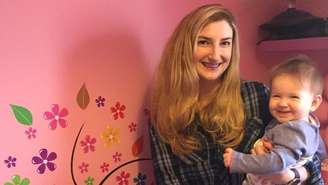 Gemma Fraser e a filha Orla; incidente com fio de cabelo gerou urgência médica