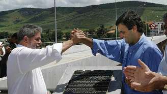 Lula e Aécio em foto de 2004, quando eram presidente e governador, respectivamente; hoje, um está condenado e o outro, denunciado pelo mesmo crime: corrupção passiva