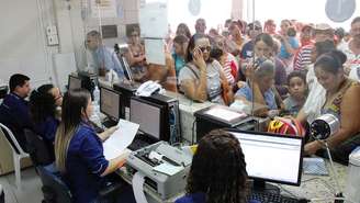 Em Recife, pacientes aguardam abertura de ficha na maior unidade de atendimento oftalmológico da rede pública, a Fundação Altino Ventura. Este ano, foram atendidos 12 mil casos de conjuntivite, contra 2 mil no ano passado (foto de 4 de abril)
