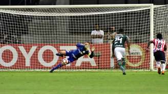 Fernando Prass pega o pênalti contra o Junior Barranquilla (Foto: EDUARDO CARMIM/PHOTO PREMIUM)
