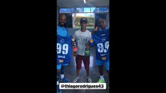 Torcedor do Cruzeiro leva dez litros de gasolina para Sassá e recebe duas camisas oficiais em troca (Foto: Reprodução Instagram)