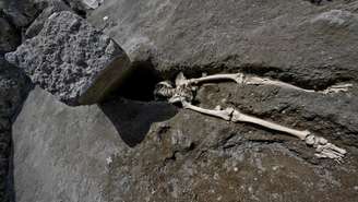 Força da rocha decapitou homem que provavelmente tentava escapar da erupção do Monte Vesúvio, em 79 d.C.