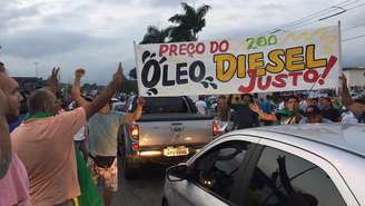 Protesto em refinaria de Duque de Caxias, no Rio: Reajustes constantes no óleo diesel estão entre os motivos para a greve dos caminhoneiros