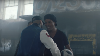 Ronaldinho Gaúcho em participação no clipe oficial da Copa (Reprodução)