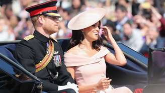 Harry e Meghan voltaram da lua de mel e participaram da marcha militar em homenagem à rainha