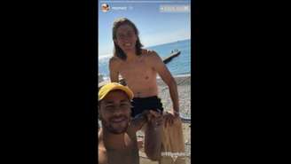Neymar e Filipe Luisma praia em Sochi