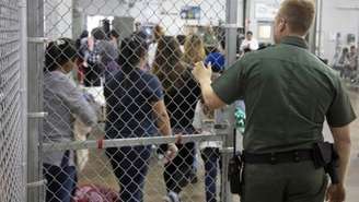 Em uma das unidades, 1.100 imigrantes aguardam em três alas para serem processados: crianças desacompanhadas, adultos sozinhos e pais com seus filhos