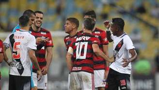 Confusão no fim do jogo marcou a partida entre Flamengo e Vasco (Foto: Paulo Sérgio/Agência F8)