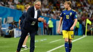 Técnico Janne Andersson passa instruções durante duelo com a Alemanha (Foto: AFP)