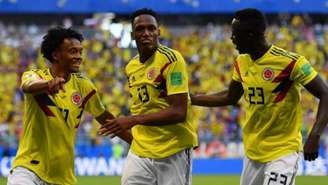 Ao centro, Mina foi o autor do gol que garantiu a vitória e a classificação às oitavas de final para a Colômbia (Foto: MANAN VATSYAYANA / AFP)