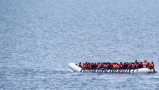 Imigrantes esperam resgate no mar Mediterrâneo 18/06/2017 REUTERS/Stefano Rellandini