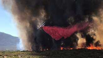 Avião combate chamas de incêndio em floresta da Califórnia 04/07/2018 Cortesia do Departamento Florestal e de Proteção contra Incêndios da Califórnia/Divulgação via Reuters