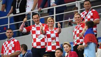 A presidente da Croácia, Kolinda Grabar-Kitarovic, no meio da torcida em partida das quartas de final na Copa da Rússia