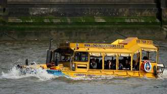 Ônibus anfíbio é usado em cidades como Londres para excursões turísticas