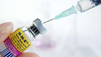 Ministério da Saúde recomenda uma dose de vacina tríplice viral (sarampo, caxumba e rubéola) aos 12 meses e uma segunda dose, que inclui proteção contra a varicela, aos 15 meses