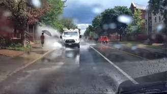 Empresa anunciou no Facebook demissão de motorista que jogou água em pedestres