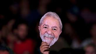 Máscara de Lula em convenção do PT que o indicou como candidato apesar da prisão